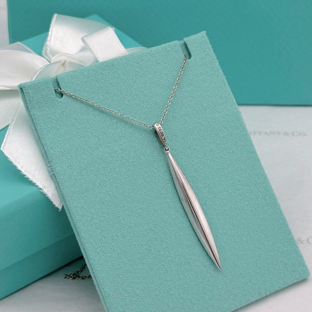 Tiffany & Co. 18K White Gold Feather Pendant Pendant Charm 750 Gift Pouch & Box
